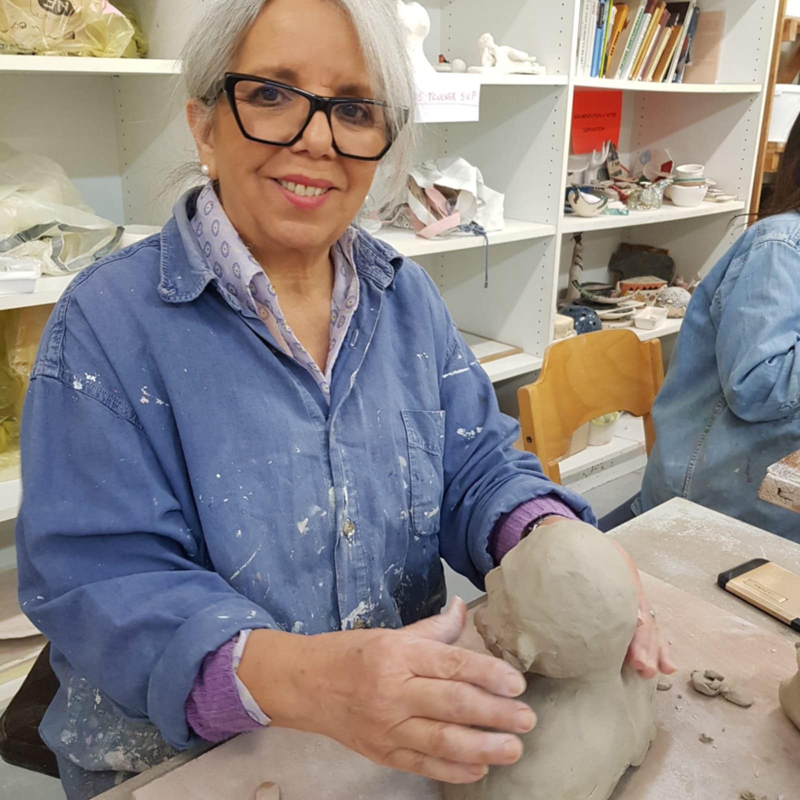 Fatima, bénévole animant des ateliers pour enfants